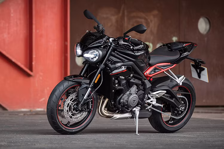 Triumph Speed Triple R được xếp top đầu trong phân khúc xe hạng trung. Xe được trang bị khối động cơ 3 xy-lanh 12 van DOHC, dung tích 1050cc làm mát bằng chất lỏng và cả dầu máy, phun xăng điện tử với gần 100 chi tiết được cải thiện giúp sản sinh công suất tối đa lên tới 138 mã lực cùng mô-men xoắn cực đại 112Nm, truyền lực tới bánh sau thông qua hộp số 6 cấp ly hợp trượt chống khóa bánh khi dồn số gấp (slipper clutch) và xích tải.