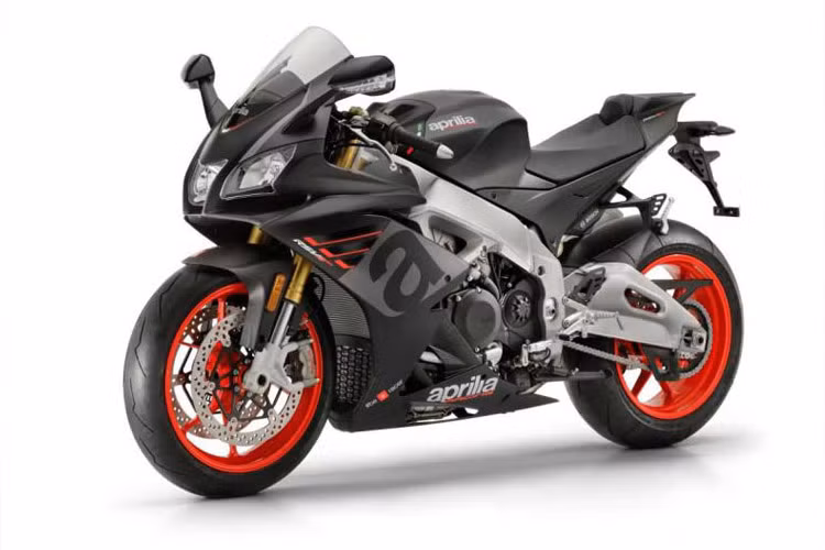 Trong phân khúc tiêu chuẩn Aprilia Tuono V4 1100R được đánh giá là chiếc xe toàn diện nhất, có thể sử dụng để đi lại hàng ngày, đi đường trường hay thậm chí là có thể mang vào trường đua để trải nghiệm sức mạnh của xe.