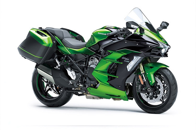 Đứng đầu phân khúc xe môtô hạng nhẹ năm 2018 là mẫu sport bike Kawasaki Ninja 400. Sức mạnh của phân khối lớn Ninja 400 đến từ động cơ xi-lanh đôi, dung tích 399cc, hộp số 6 cấp côn tay. Động cơ này sản sinh công suất tối đa 45 mã lực tại vòng tua 10.000 vòng/phút. Mô-men xoắn cực đại 38 Nm tại 8.000 vòng/phút. Tốc độ tối đa mà Ninja 400 đạt được là 190km/h.