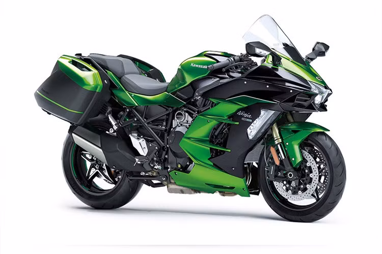 Đứng đầu phân khúc xe môtô hạng nhẹ năm 2018 là mẫu sport bike Kawasaki Ninja 400. Sức mạnh của phân khối lớn Ninja 400 đến từ động cơ xi-lanh đôi, dung tích 399cc, hộp số 6 cấp côn tay. Động cơ này sản sinh công suất tối đa 45 mã lực tại vòng tua 10.000 vòng/phút. Mô-men xoắn cực đại 38 Nm tại 8.000 vòng/phút. Tốc độ tối đa mà Ninja 400 đạt được là 190km/h.