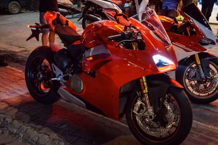  Xe môtô tốt nhất năm 2018 trong phân khúc siêu môtô là Ducati Panigale V4 S. Vừa ra mắt tại triển lãm EICMA 2017, Ducati Panigale V4 S cũng được đánh giá là siêu môtô nhanh nhất trên thị trường hiện nay.