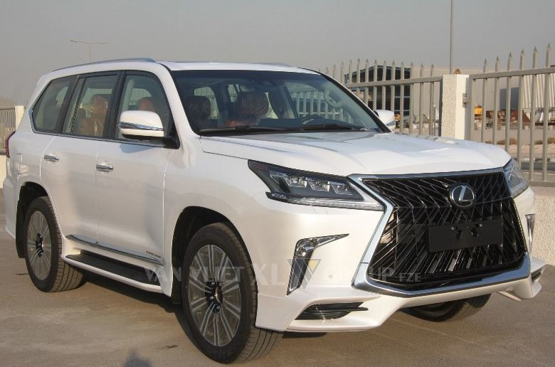 Ngoại thất xe không khác nhiều so với chiếc xe sang Lexus LX570 Super Sport bản 8 chỗ về nước dịp Tết trước đó. Duy chỉ có hàng ghế thứ ba bên trong bị tháo bỏ.