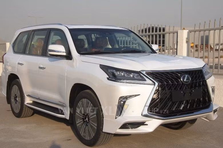 Ngoại thất xe không khác nhiều so với chiếc xe sang Lexus LX570 Super Sport bản 8 chỗ về nước dịp Tết trước đó. Duy chỉ có hàng ghế thứ ba bên trong bị tháo bỏ.
