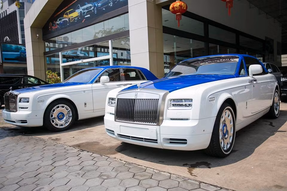 Cặp đôi siêu xe sang Rolls-Royce độc bản là Phantom Series II Nautica và Phantom Drophead Coupe Series II Nautica từng được biết đến là siêu xe xa xỉ được giới thượng lưu Trung Đông ưa chuộng. Tuy nhiên, mới đây nhất, một đại gia ở Campuchia đã rất chịu chơi khi tậu bộ đôi này về làm sở hữu riêng của mình.