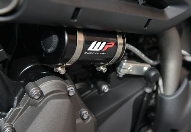 Về động cơ, hiện tại, Triumph Tiger 800 sử dụng khối động cơ 95 mã lực tại vòng tua 9.250 vòng/phút và mô – men xoắn cực đại 79 Nm ở vòng tua 7.250 vòng/phút, ngoài trừ phiên bản tiêu chuẩn XR sử dụng bướm ga, tất cả các phiên bản còn lại đều sử dụng tay ga điện tử kết hợp bướm ga điện.