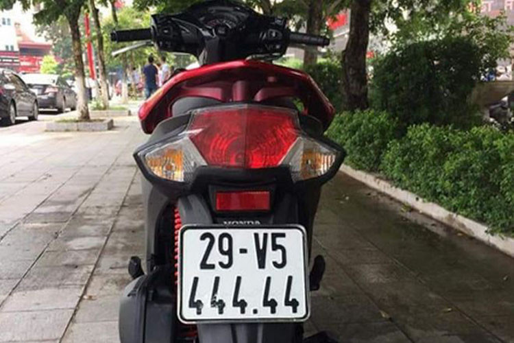 Chiếc Honda Vison mang biển số tứ quý 4 của một vị chủ nhân ở Hà Nội được rao bán với giá gấp đôi lên đến 60 triệu đồng.