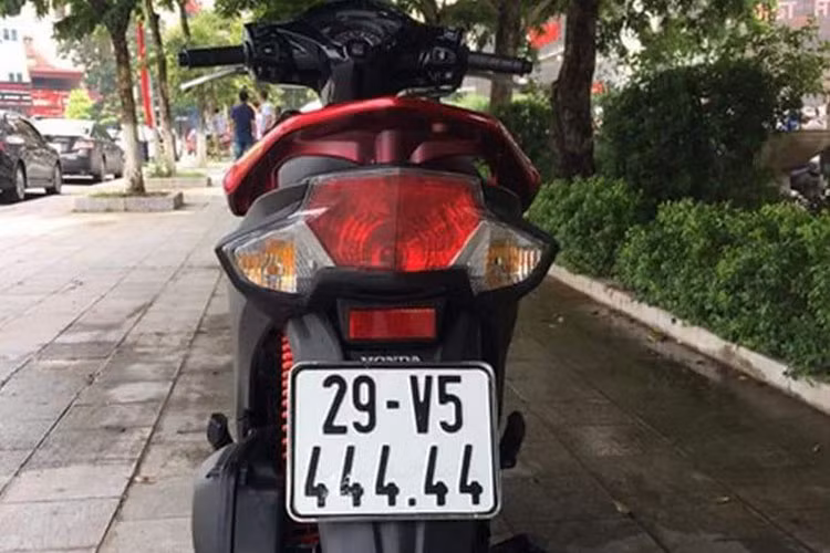 Chiếc Honda Vison mang biển số tứ quý 4 của một vị chủ nhân ở Hà Nội được rao bán với giá gấp đôi lên đến 60 triệu đồng.