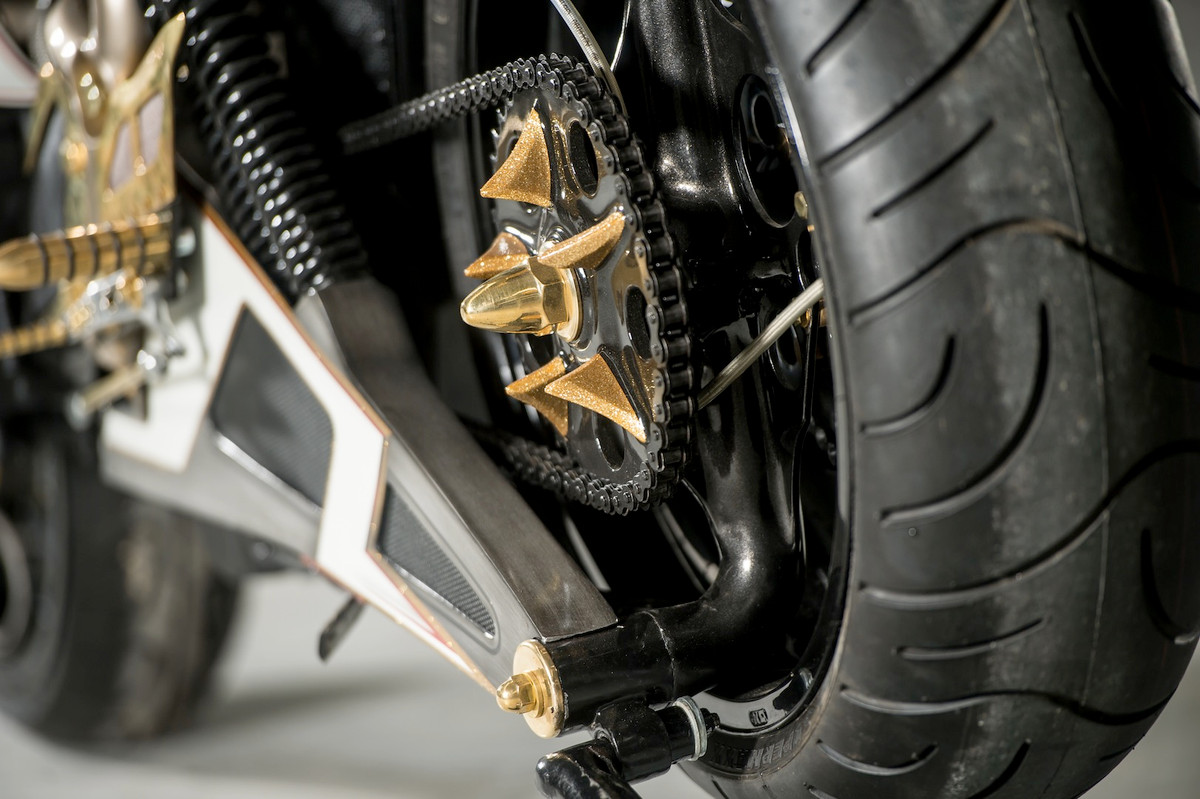 Các bộ phận khác trên xe cũng được Rodrigues tự chế tạo bao gồm hệ thống treo Hub-Steering và bộ vỏ thân xe.