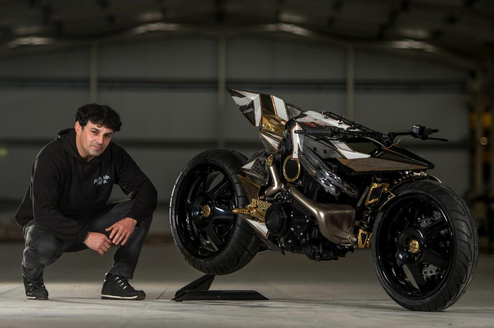 Một điểm rất thú vị nữa, Mortagua-Fighter 8 cũng là chiếc xe tôn vinh nhạc heavy metal. Xe còn có tên khác là "Disturbed Cadaver", nhằm ám chỉ bài hát Cadaver của ban nhạc Disturbed.