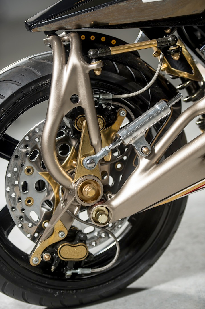 Hệ thống treo dạng hub-steering độc lạ.