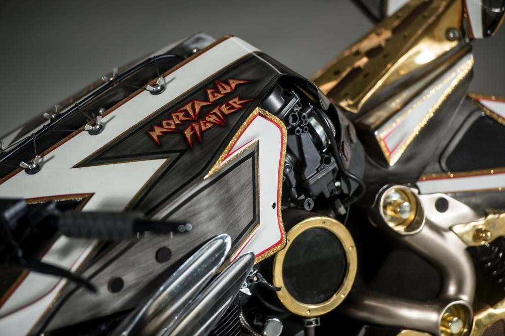 Cận cảnh những chi tiết được gia công thủ công trên bản độ đặc biệt này.