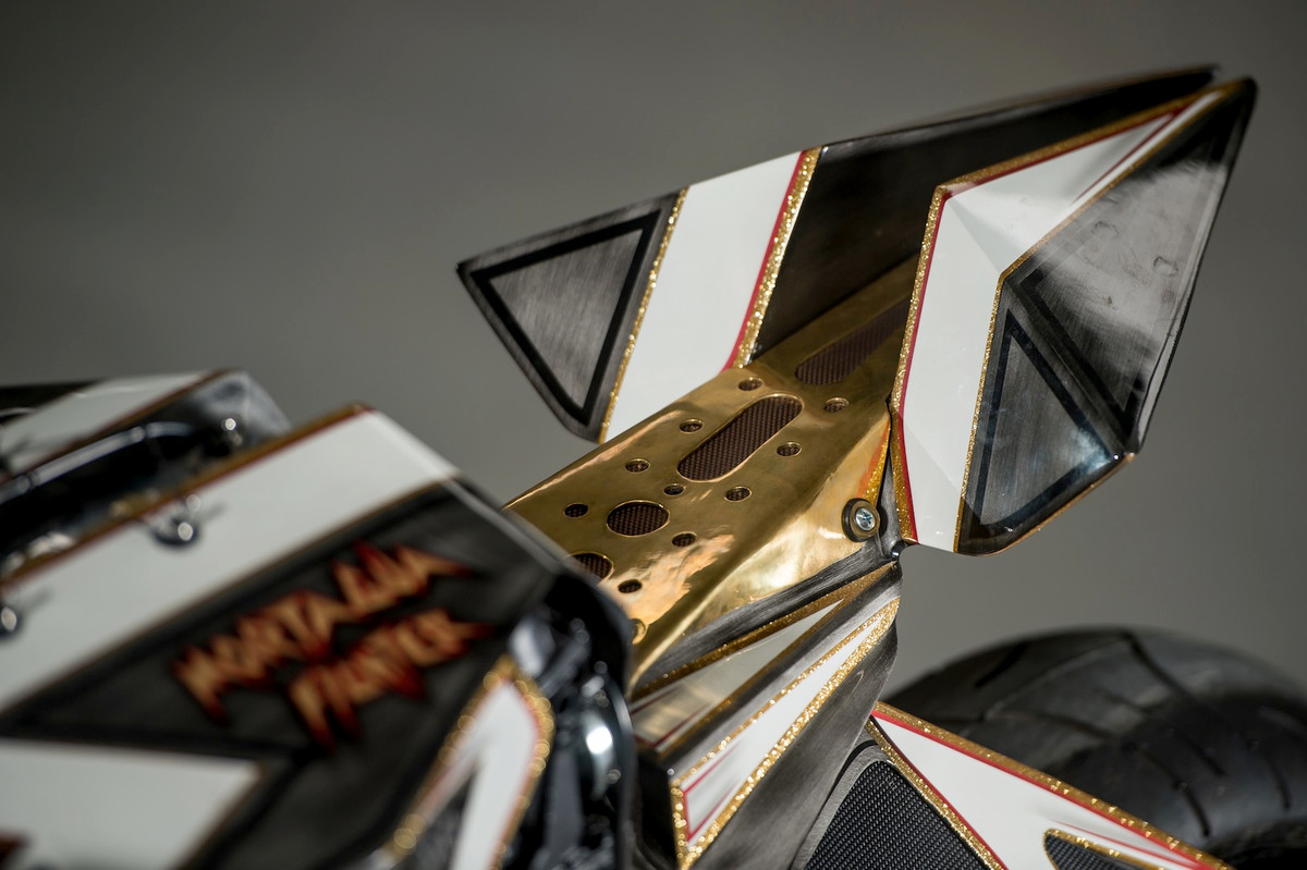 Yên xe bọc kim loại hoàn toàn và do chính chủ nhân nó chế tạo nên.