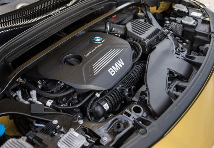 Phiên bản X2 xDrive28i được hưởng lợi từ hệ dẫn động bốn bánh toàn thời gian, việc phân phối sức mạnh được thực hiện thông qua hộp số tự động 8 cấp, giúp X2 mới có thể tăng tốc từ 0 - 96 km/h trong vòng 6,3 giây.