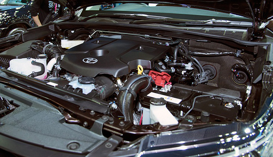 Hãy tự mình kiểm toàn bộ chiếc xe. Việc mở nắp khoang động cơ lên chỉ có thể giúp bạn kiểm tra các loại nước làm mát và dầu. Việc kiểm tra động cơ có bị tác động, sửa chữa không nhất thiết phải do các nhân viên của hãng có đủ máy móc để loại trừ việc chiếc xe đã bị mở động cơ ra sửa chữa hay dính lỗi thủy kích.