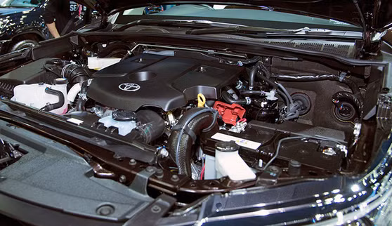 Hãy tự mình kiểm toàn bộ chiếc xe. Việc mở nắp khoang động cơ lên chỉ có thể giúp bạn kiểm tra các loại nước làm mát và dầu. Việc kiểm tra động cơ có bị tác động, sửa chữa không nhất thiết phải do các nhân viên của hãng có đủ máy móc để loại trừ việc chiếc xe đã bị mở động cơ ra sửa chữa hay dính lỗi thủy kích.