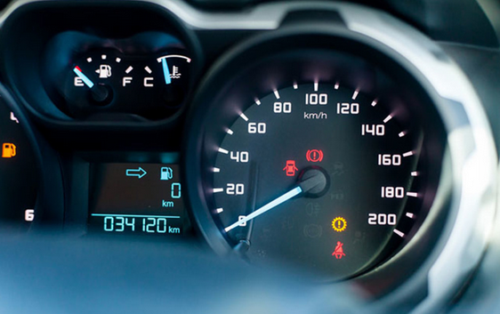 Kiểm tra tổng số km lăn bánh của chiếc xe bạn định mua để biết được xe đã dùng lâu và dùng nhiều chưa. Qua đó xem xét xem mức giá đưa ra so với chất lượng xe có tương xứng với nhau hay không. Theo kinh nghiệm của nhiều người, đối với thương hiệu châu Âu như BMW, Mercedes, nên chọn những chiếc xe ôtô đã sử dụng không quá 7 năm. Với ôtô Nhật và Hàn, không nên chọn xe đã đi quá 18.000 km vì đây là mốc bắt đầu xuất hiện những hư hỏng.