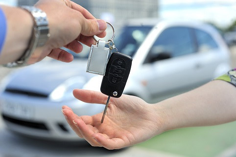 Nếu không có kinh nghiệm trong chuyện này, hãy nhờ một người quen hiểu biết về máy móc đi cùng kiểm tra, an toàn hơn nữa là đưa xe ra trung tâm sửa chữa bảo dưỡng để việc kiểm tra chính xác hơn. Nên yêu cầu được lái thử xe trước khi đưa ra quyết định cuối cùng. Hãy tự khởi động máy và lắng nghe tiếng động cơ sẽ cho bạn biết những tiếng kêu khác lạ của kim loại, của các bộ phận bị rung chấn…