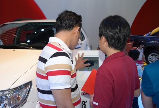 Tìm hiểu chi tiết lý lịch chiếc xe. Lưu những thông tin về chiếc xe được rao bán như tình trạng xe, số công tơ mét để kiểm tra lúc xem xe. Bên cạnh đó, tìm hiểu nguyên nhân mà người chủ cũ bán đi chiếc xe giúp người mua định giá tổng quát được sản phẩm. Sẽ dễ dàng trả giá hơn nếu như người bán đang cần bán gấp. Do đó, với một mức tiền hợp lý, họ sẽ đồng ý bán.