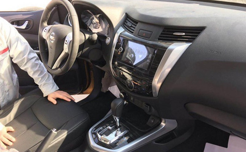 Bên trong nội thất xe. Một số chi tiết ở nội thất làm bằng gỗ bóng, điều khiển khí hậu vùng độc lập.