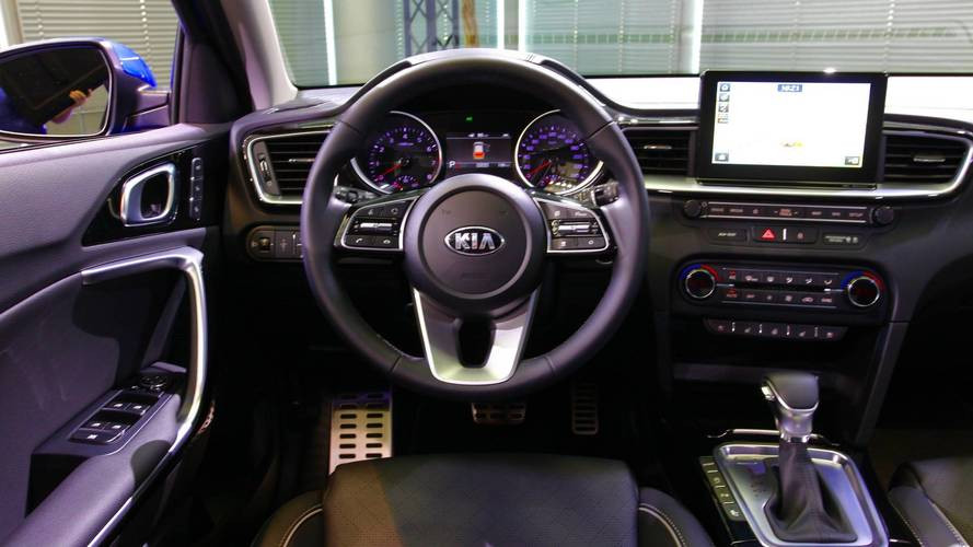 Vô lăng tích hợp nhiều nút đa phương tiện hỗ trợ người lái trong quá trình di chuyển.