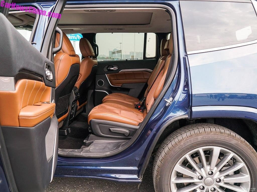 Hàng ghế sau trên Grand Commander có không gian khá rộng rãi cho 5 người ngồi. Hàng ghế này cũng có cửa gió điều hòa độc lập cùng các cổng kết nối USB và ổ điện độc lập. Hàng ghế thứ 3 của xe cho phép ngồi 2 người và có thể gập lưng phẳng xuống sàn.