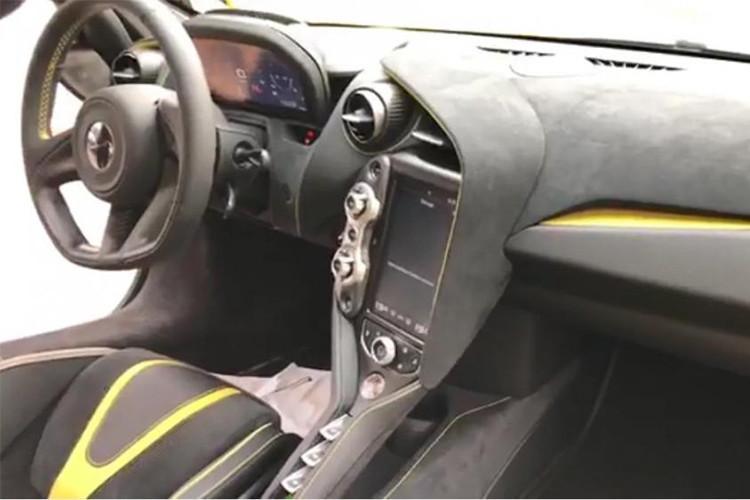 Bên trong khoang lái, chiếc McLaren 720S thứ 2 tại Campuchia có ghế ngồi bọc da Alcantara cao cấp màu đen cùng điểm nhấn là các sọc màu vàng nổi bật. Một số chi tiết nội thất bọc da Alcantara màu đen và các viền trang trí màu vàng "ton sur ton" với ngoại thất xe.
