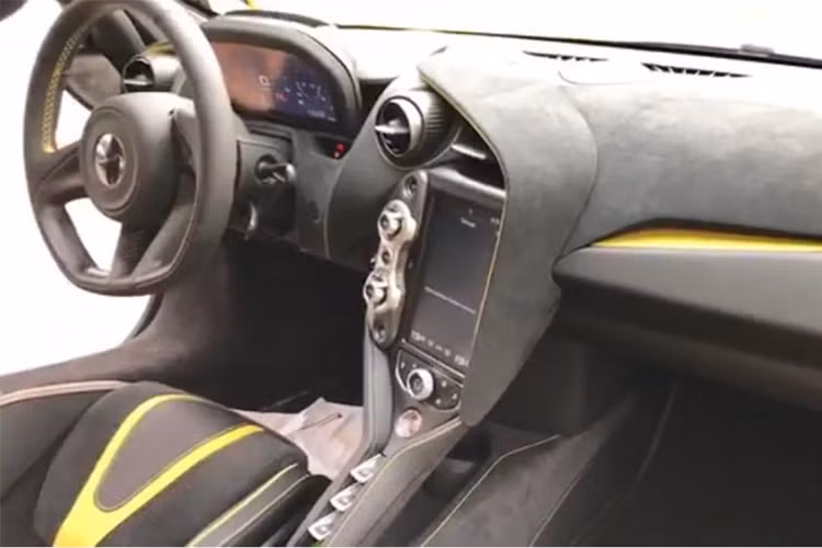 Bên trong khoang lái, chiếc McLaren 720S thứ 2 tại Campuchia có ghế ngồi bọc da Alcantara cao cấp màu đen cùng điểm nhấn là các sọc màu vàng nổi bật. Một số chi tiết nội thất bọc da Alcantara màu đen và các viền trang trí màu vàng "ton sur ton" với ngoại thất xe.