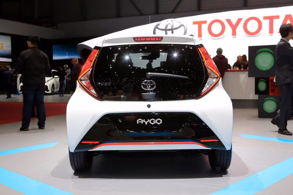 Đuôi xe có thiết kế hoàn toàn mới với cụm đèn hậu lắp đặt dọc đuôi xe.