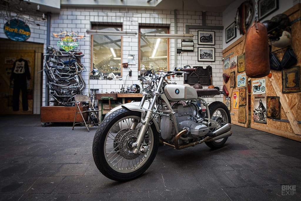 Nhiều chi tiết được thay mới như bình xăng của hãng Yamaha. Đèn hậu độc đáo là linh kiện của Kingston...