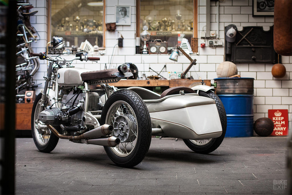 Bánh sau lấy từ mẫu R80G/S. Trong khi bánh trước và thắng đĩa đôi lấy từ R100 RS. Để thay đổi tư thế ngồi, phuộc trước được rút ngắn và dè cũng cắt gọn lại. Dè cho bánh thứ 3 là của chiếc R100RS trong khi phuộc phụ từ YSS.