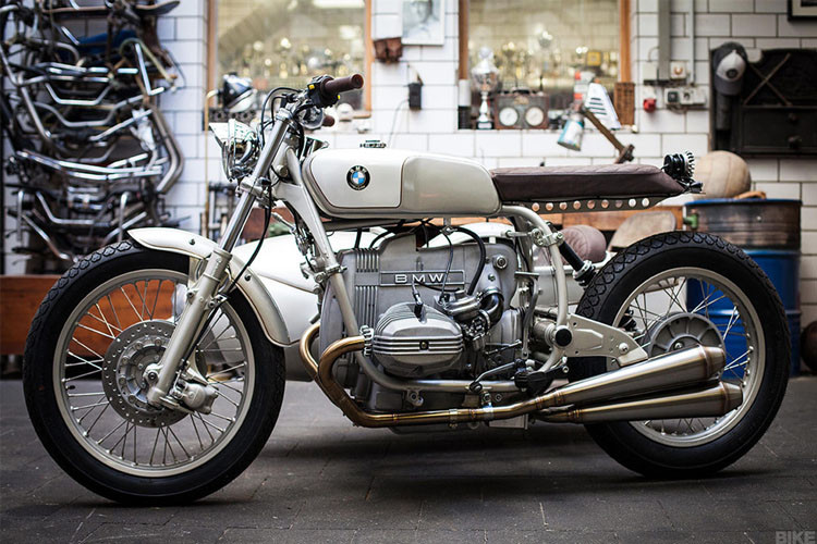 Trước khi lắp đặt vào khung xe RT, động cơ và hộp số đã được các thợ độ đại tu lại. Hệ thống xả làm bằng inox do Dirk, thợ đổ khá giỏi của Kingston Custom thiết kế. Anh ấy cũng thay phần truyền động và bánh sau lấy từ mẫu R80G/S.