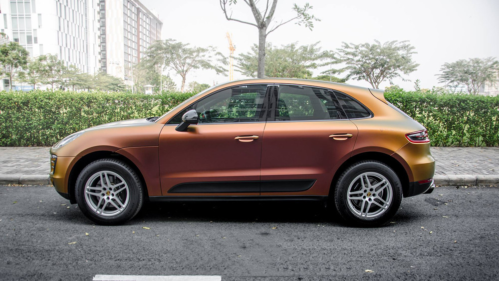 Porsche Macan sử dụng động cơ tăng áp mạnh mẽ, đồng thời khoang hành lý cũng rất rộng rãi, do đó nó không chỉ là một chiếc xe thỏa mãn cơn khát tốc độ của các tín đồ xe thể thao mà còn rất thực tế. Porsche Macan được đánh giá xứng đáng là một trong những chiếc SUV nhỏ gọn sang trọng đứng đầu phân khúc.