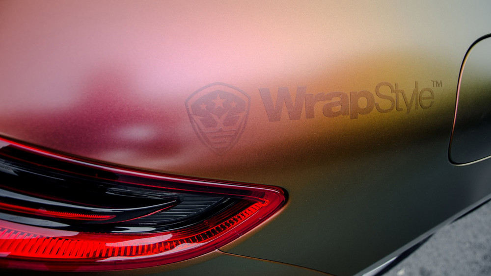 Với việc dán bộ "áo mới" này, mỗi khi có ánh nắng chiếu vào ngoại hình chiếc SUV hạng sang Porsche Macan khiến nó trở nên ảo diệu hơn.