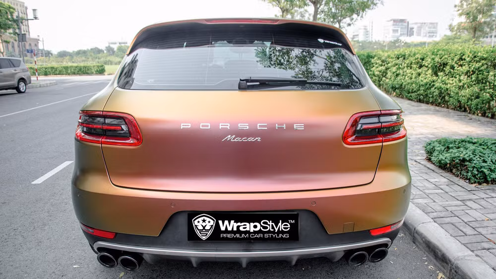 Hiệu ứng màu sắc được sơn khá tinh tế này được một xưởng độ chuyên dán decal cho các mẫu xe cao cấp tại Sài Gòn thực hiện.