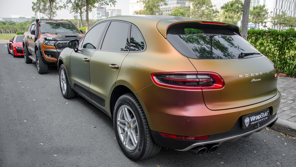 Cách sơn phủ màu độc lạ bằng việc dán lên một lớp decal mới này được chủ nhân áp dụng trên toàn bộ thân trước và sau của xe.