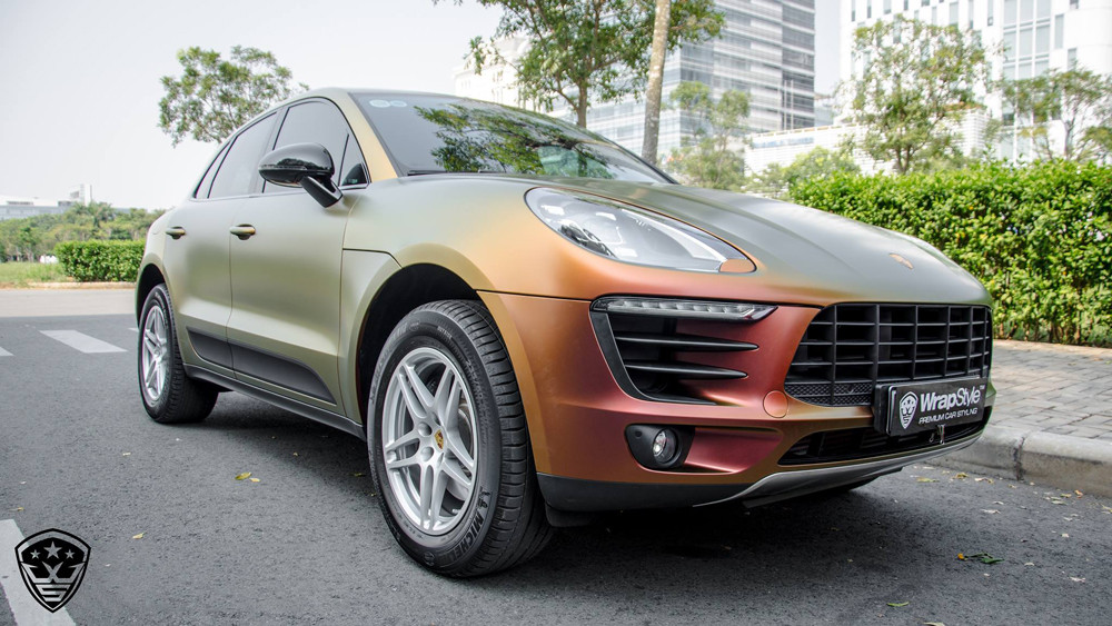 Lớp "áo" sắc màu óng ánh có khả năng hiệu ứng đổi màu dưới nắng khiến chiếc xe SUV hạng sang Porsche Macan tại Sài Gòn luôn trở thành tâm điểm chú ý mỗi nơi nó đi qua.