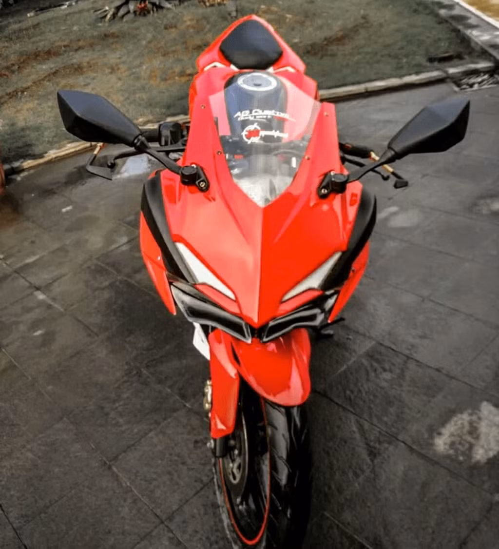 Yamaha FZ150i độ Honda CBR với đầu xe cũ đã được thay bằng bộ đầu sportbike với đèn pha đôi. Các chi tiết nhựa trên xe được độ rất liền mạch và rất thuyết phục ánh nhìn của người xem.