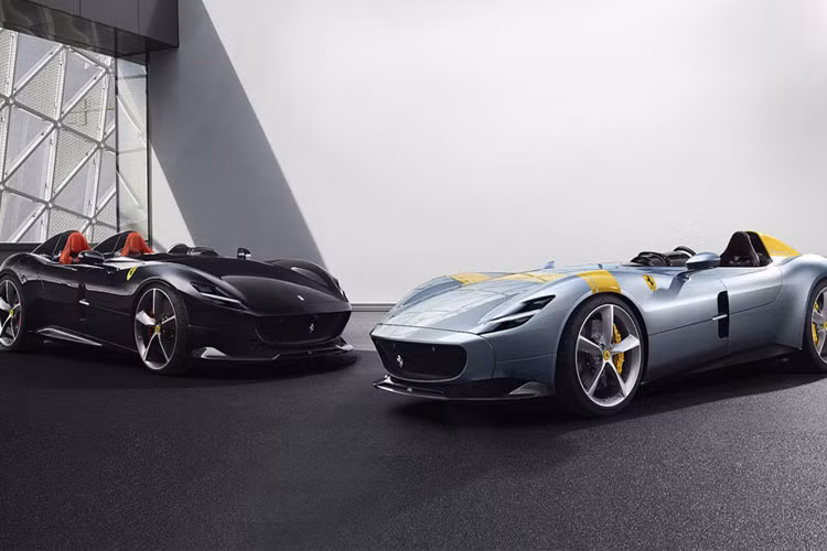 Hãng xe Ý vừa trình làng dòng siêu xe Ferrari Icona hoàn toàn mới với 2 siêu phẩm đặc biệt mang tên Monza SP1 và Monza SP2. Cả 2 siêu xe đều sở hữu khối động cơ V12 mạnh mẽ nhất của Ferrari.