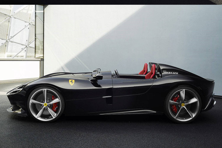 Điểm thu hút nhất là khi hai phiên bản đặc biệt này mang cảm hứng thiết kế từ những chiếc xe đua Speedster của Ferrari ở thập niên 1950. Thiết kế mang phong cách tân cổ ấn tượng.