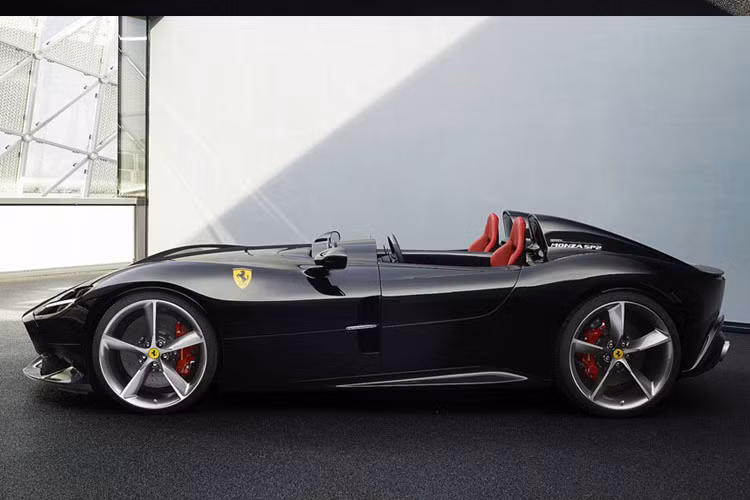 Điểm thu hút nhất là khi hai phiên bản đặc biệt này mang cảm hứng thiết kế từ những chiếc xe đua Speedster của Ferrari ở thập niên 1950. Thiết kế mang phong cách tân cổ ấn tượng.