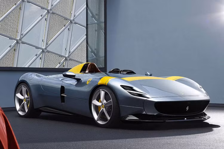 Chính vì thế bộ đôi này đều không có trần xe lẫn kính chắn gió để người lái có thể cảm nhận được âm thanh và sức mạnh của khối động cơ mạnh mẽ nhất từ Ferrari.