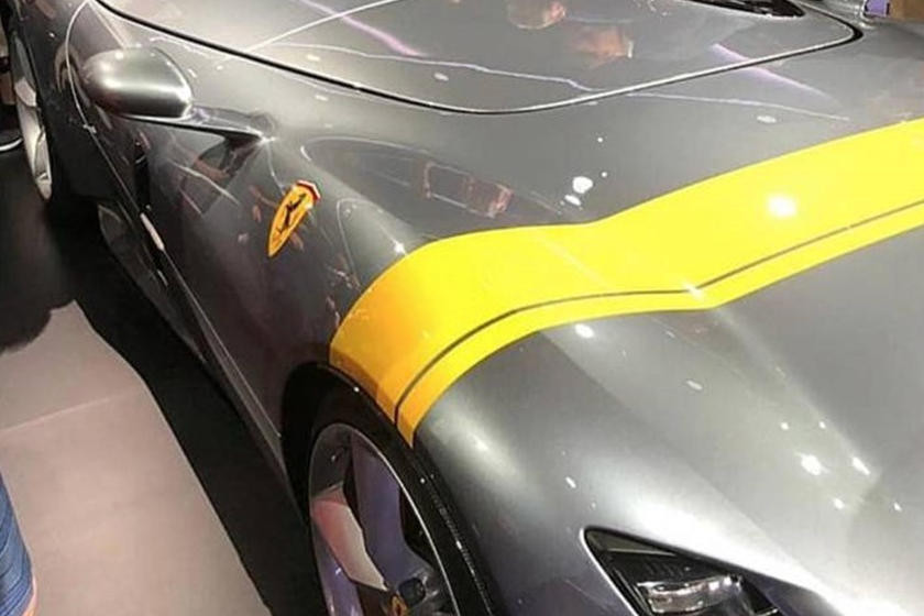 Toàn bộ thân xe làm từ sợi carbon siêu nhẹ siêu đắt tiền.