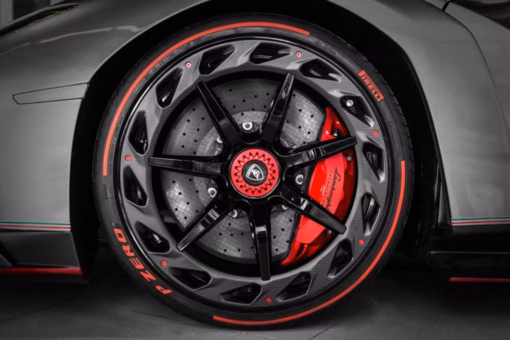 Siêu phẩm này có thể tăng tốc từ vị trí xuất phát lên 100 km/h chỉ trong thời gian 2,8 giây trước khi đạt vận tốc tối đa trên 355 km/h.