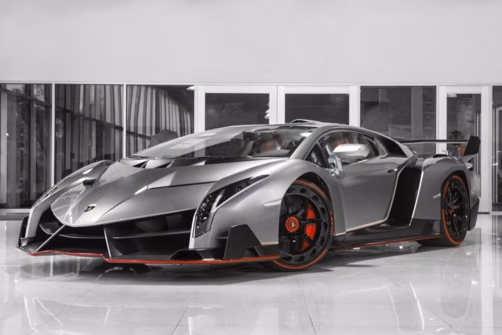 Được biết, siêu phẩm Lamborghini Veneno Coupe này thuộc dạng hàng hiếm. Nó là 1 trong 3 chiếc được sản xuất trên thế giới. Đó có thể là lý do khiến chiếc xe dù đã cũ nhưng vẫn có giá trị đến như vậy.