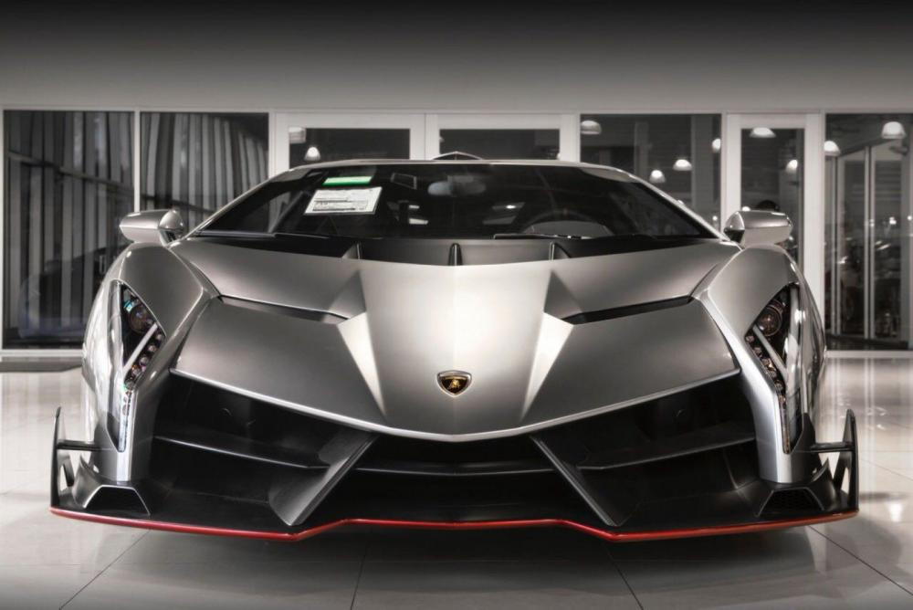 Chiếc Lamborghini Veneno Coupe này thuộc sở hữu của một khách hàng ở Mỹ. Điều đáng nói là đến nay chiếc xe vẫn chưa được đăng ký.