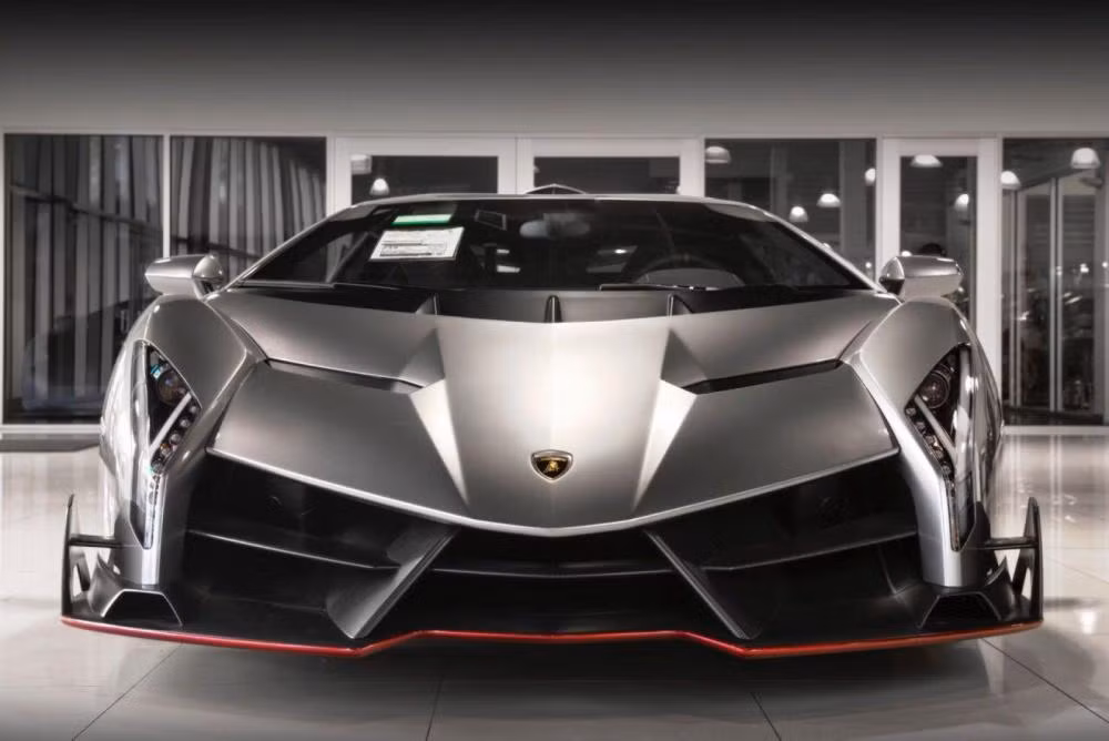 Chiếc Lamborghini Veneno Coupe này thuộc sở hữu của một khách hàng ở Mỹ. Điều đáng nói là đến nay chiếc xe vẫn chưa được đăng ký.