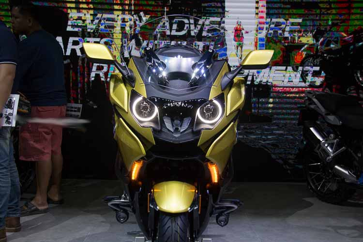 Ngoài ra, khung xe được làm từ hợp kim nhôm, giúp giảm trọng lượng của xe.