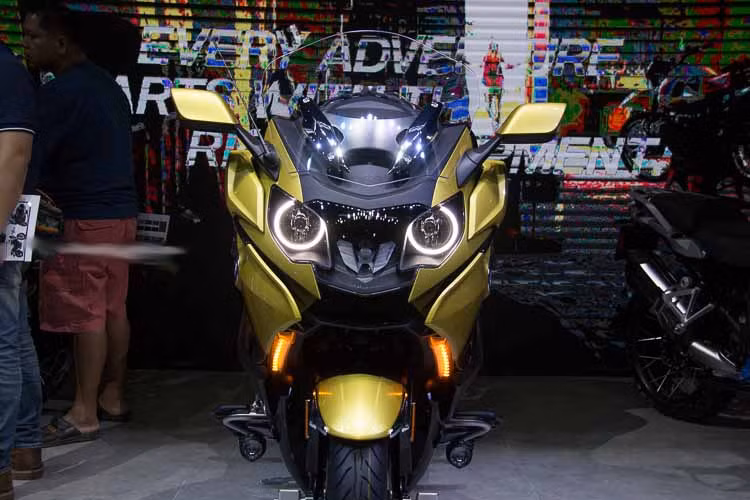 Ngoài ra, khung xe được làm từ hợp kim nhôm, giúp giảm trọng lượng của xe.