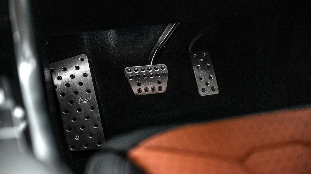 Range Rover Sport SVR độ này có các bàn đạp nhôm và gia công tấm bệ cửa bằng thép không gỉ.