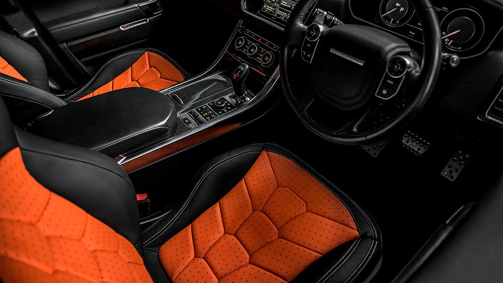 Bên trong cabin, phong cách thể thao được áp dụng với bộ ghế bọc da đục lỗ hai tông màu cam - đen gồm các mảng hình lục giác đan xen.